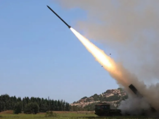 Míssil sendo lançado por veículo militar chinês durante exercícios próximos a Taiwan.