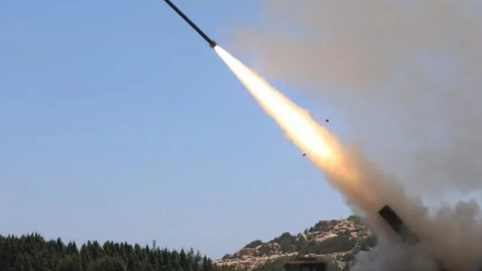 Míssil sendo lançado por veículo militar chinês durante exercícios próximos a Taiwan.