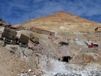 Mina de prata em Potosí, Bolívia, com vagões de mineração e terreno montanhoso.