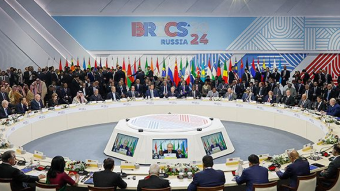 Líderes reunidos em cúpula do BRICS com representantes de vários países em mesa redonda.