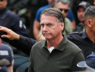 Jair Bolsonaro escoltado por agentes da Polícia Federal durante deslocamento para cirurgia