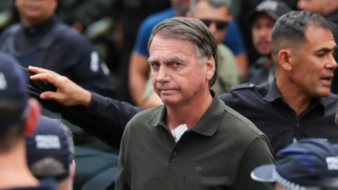 Jair Bolsonaro escoltado por agentes da Polícia Federal durante deslocamento para cirurgia