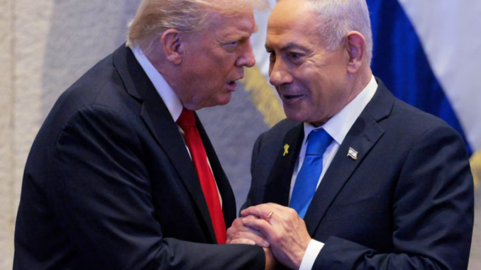Donald Trump e Benjamin Netanyahu conversam frente a frente enquanto apertam as mãos, durante encontro político formal.