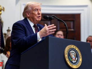 Trump de terno em ambiente institucional, com bandeiras ao fundo, durante evento oficial relacionado à política externa dos Estados Unidos.