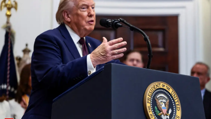 Trump de terno em ambiente institucional, com bandeiras ao fundo, durante evento oficial relacionado à política externa dos Estados Unidos.