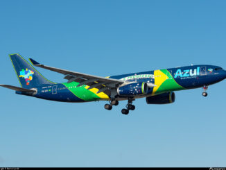 Avião da Azul Linhas Aéreas com pintura especial da bandeira do Brasil em aproximação para pouso, representando a companhia aérea brasileira.