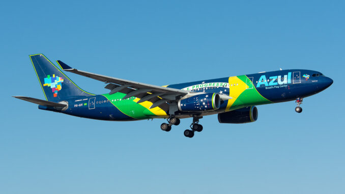 Avião da Azul Linhas Aéreas com pintura especial da bandeira do Brasil em aproximação para pouso, representando a companhia aérea brasileira.