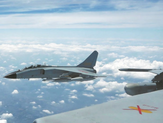 Aeronave militar chinesa sobrevoa o Estreito de Taiwan durante exercícios de fogo real, com céu parcialmente nublado ao fundo.