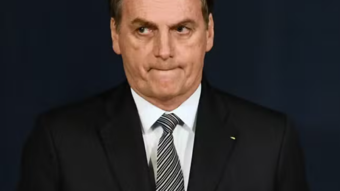 Ex-presidente do Brasil Jair Bolsonaro com expressão séria em evento oficial.