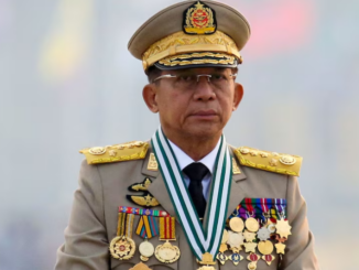 General Min Aung Hlaing em uniforme militar com condecorações durante parada das Forças Armadas em Myanmar.