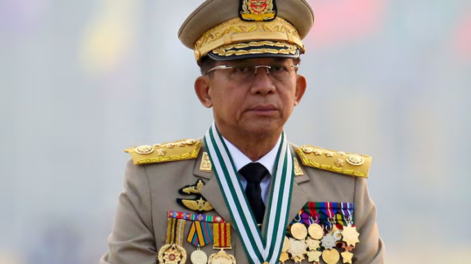 General Min Aung Hlaing em uniforme militar com condecorações durante parada das Forças Armadas em Myanmar.