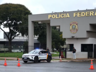 Entrada da sede da Polícia Federal com viatura e agentes durante operação relacionada a investigados por tentativa de golpe.