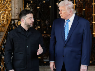Presidente dos EUA Donald Trump cumprimenta o presidente ucraniano Volodymyr Zelensky na chegada ao clube Mar-a-Lago, na Flórida, para reuniões oficiais