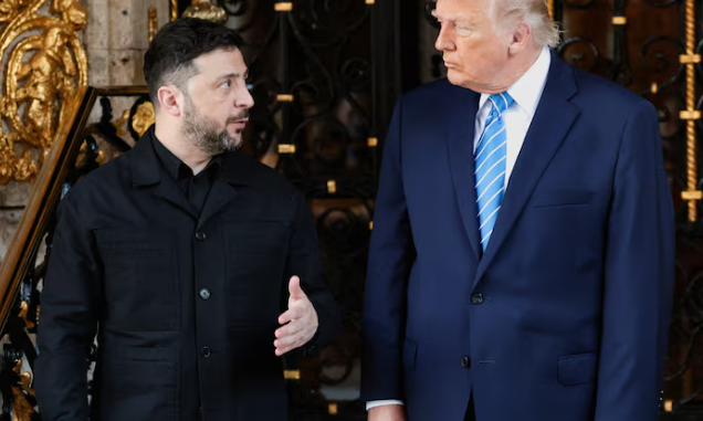 Presidente dos EUA Donald Trump cumprimenta o presidente ucraniano Volodymyr Zelensky na chegada ao clube Mar-a-Lago, na Flórida, para reuniões oficiais