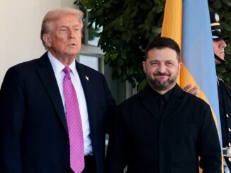 Donald Trump e Volodymyr Zelensky posam juntos em evento oficial na Casa Branca durante encontro diplomático em 2025.