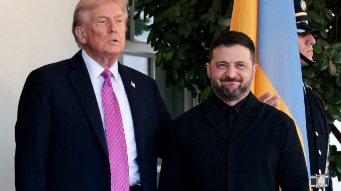 Donald Trump e Volodymyr Zelensky posam juntos em evento oficial na Casa Branca durante encontro diplomático em 2025.