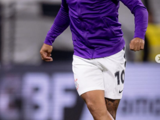 Menphys Depay em treinamento