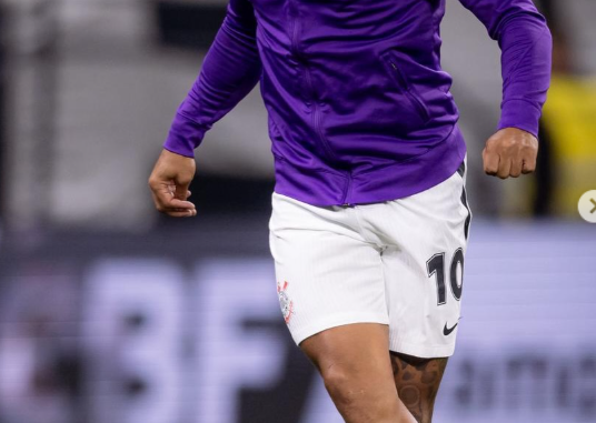 Menphys Depay em treinamento