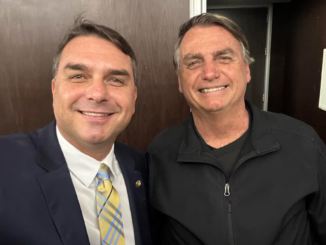 Flávio Bolsonaro ao lado do ex-presidente Jair Bolsonaro, ambos sorrindo, em foto publicada nas redes sociais.