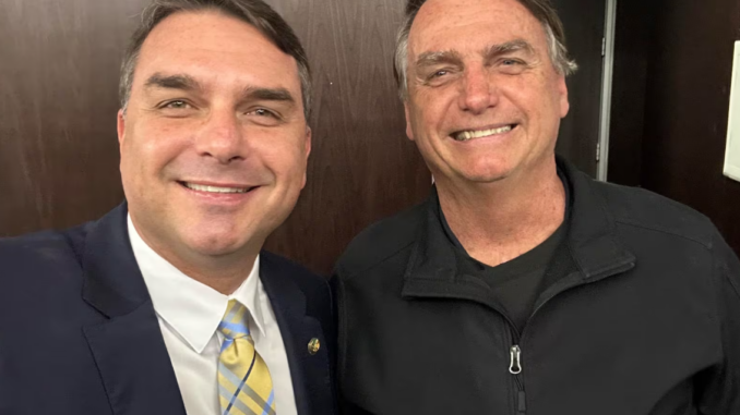 Flávio Bolsonaro ao lado do ex-presidente Jair Bolsonaro, ambos sorrindo, em foto publicada nas redes sociais.
