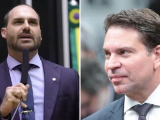 Eduardo Bolsonaro e Alexandre Ramagem em imagem de arquivo; Câmara dos Deputados cancelou passaportes diplomáticos após cassação dos mandatos