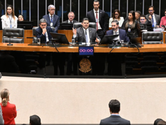 O presidente do Congresso, Davi Alcolumbre (C), destacou a importância da unidade entre Câmara e Senado