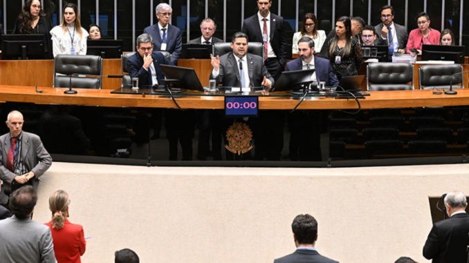 O presidente do Congresso, Davi Alcolumbre (C), destacou a importância da unidade entre Câmara e Senado