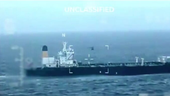 EUA reforçam bloqueio naval à Venezuela após apreensão de petroleiro. Ação pressiona setor de petróleo e eleva tensão geopolítica.