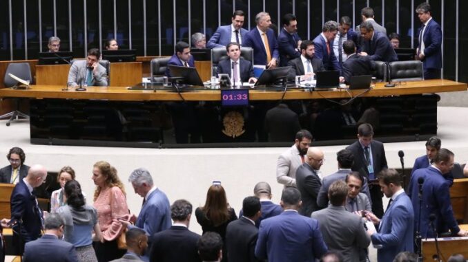 Deputados na sessão do Plenário desta terça-feira Fonte: Agência Câmara de Notícias
