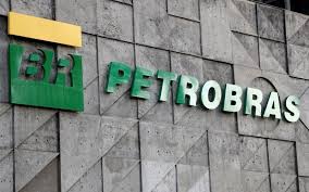 Logomarca da Petrobras na fachada do prédio oficial da empresa no Brasil