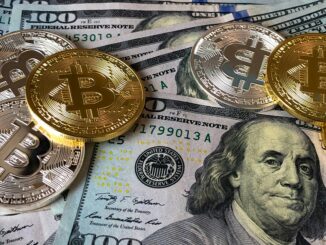 Moedas de Bitcoin sobre notas de dólar americano.