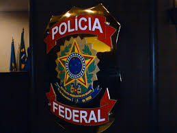 Brasão da Polícia Federal do Brasil durante operação de investigação