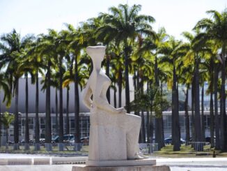 Estátua da Justiça em frente ao Supremo Tribunal Federal durante julgamento sobre marco temporal