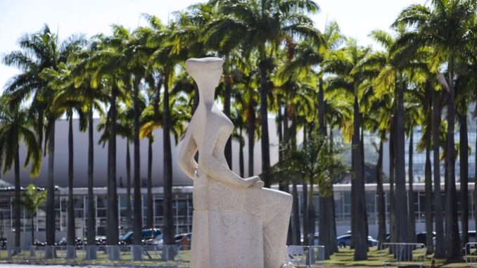 Estátua da Justiça em frente ao Supremo Tribunal Federal durante julgamento sobre marco temporal
