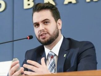 Filipe Martins, ex-assessor especial de Jair Bolsonaro, fala durante coletiva de imprensa em Brasília, em imagem de arquivo.