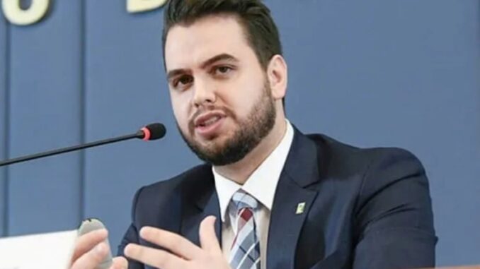 Filipe Martins, ex-assessor especial de Jair Bolsonaro, fala durante coletiva de imprensa em Brasília, em imagem de arquivo.