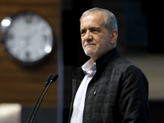 Masoud Pezeshkian, presidente do Irã, discursa em púlpito durante evento oficial, em meio ao aumento das tensões diplomáticas entre o país e potências ocidentais.