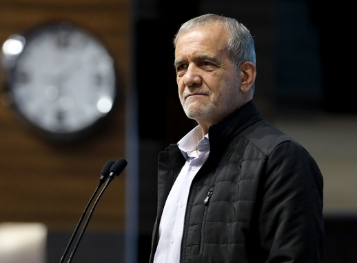 Masoud Pezeshkian, presidente do Irã, discursa em púlpito durante evento oficial, em meio ao aumento das tensões diplomáticas entre o país e potências ocidentais.