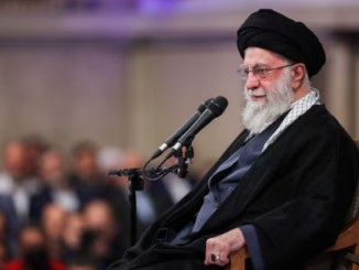 Líder supremo do Irã, Ali Khamenei, discursa em Teerã em meio a protestos e tensões com os Estados Unidos em janeiro de 2026.