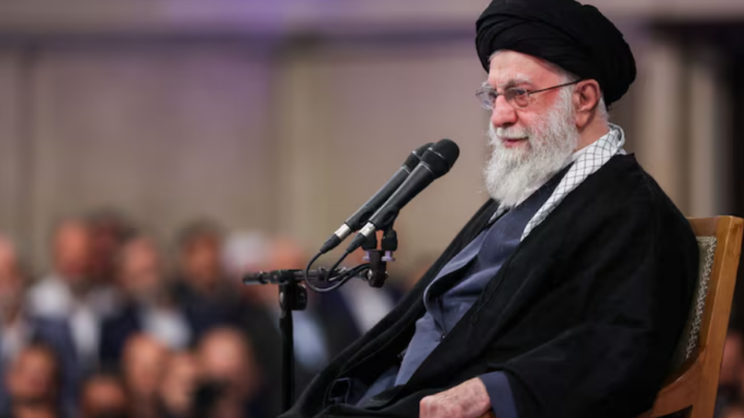 Líder supremo do Irã, Ali Khamenei, discursa em Teerã em meio a protestos e tensões com os Estados Unidos em janeiro de 2026.
