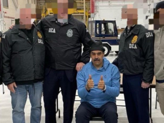 Nicolás Maduro aparece sentado e algemado, cercado por agentes norte-americanos, em imagem que circula após anúncio de sua captura em 2026.