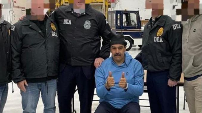 Nicolás Maduro aparece sentado e algemado, cercado por agentes norte-americanos, em imagem que circula após anúncio de sua captura em 2026.