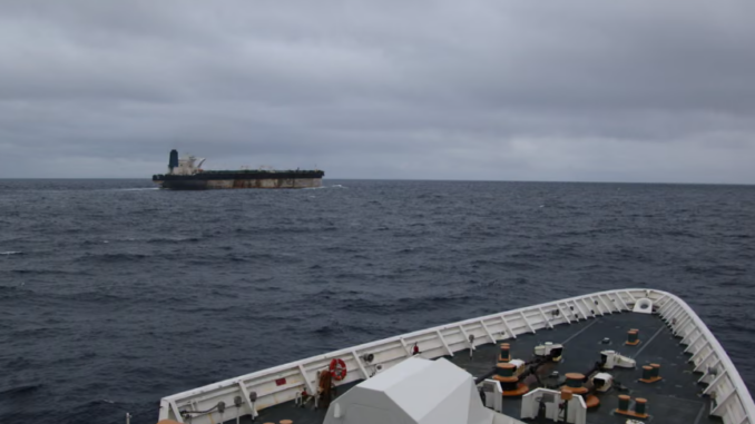 Navio petroleiro Marinera, anteriormente conhecido como Bella 1, navega no Atlântico Norte antes de ser apreendido pelos Estados Unidos por suspeita de violação de sanções internacionais.