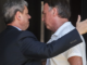 Tarcísio de Freitas cumprimenta Jair Bolsonaro durante encontro em Brasília, em momento de proximidade política.