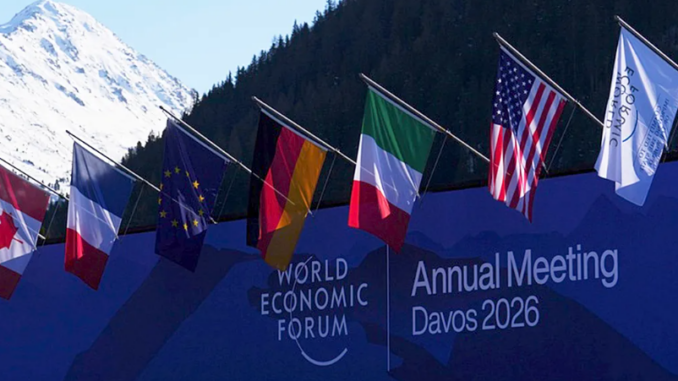 Fachada do World Economic Forum em Davos 2026 com bandeiras de países e cenário alpino ao fundo