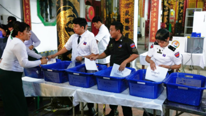 Funcionários eleitorais e agentes de segurança supervisionam votação durante eleições em Mianmar em meio a questionamentos internacionais