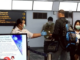 Autoridades de saúde realizam triagem sanitária em passageiros no aeroporto da Tailândia diante do alerta para o vírus Nipah