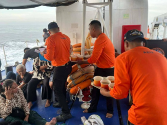 Socorristas auxiliam sobreviventes e distribuem água após naufrágio de balsa na província de Basilan, nas Filipinas