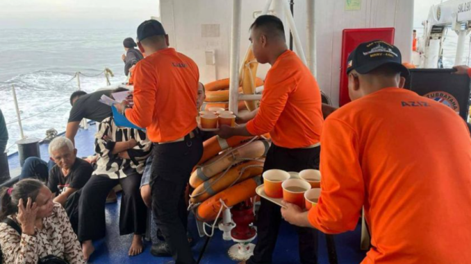 Socorristas auxiliam sobreviventes e distribuem água após naufrágio de balsa na província de Basilan, nas Filipinas