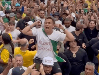 Multidão participa de manifestação em Brasília durante a Caminhada pela Liberdade liderada por Nikolas Ferreira